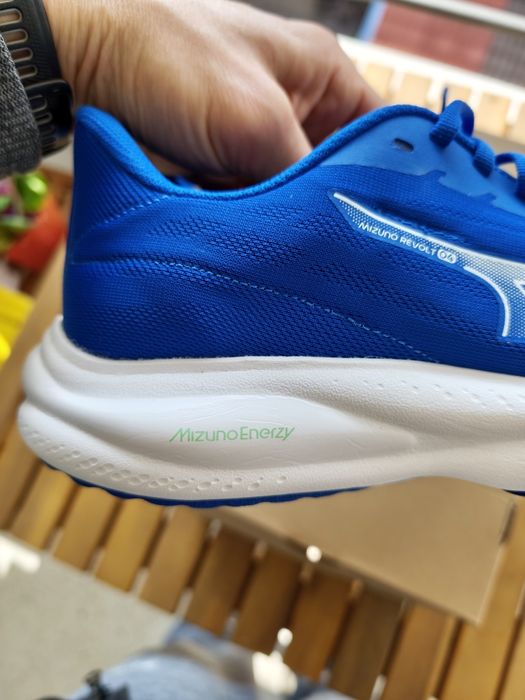 Mizuno wave REVOLT 4