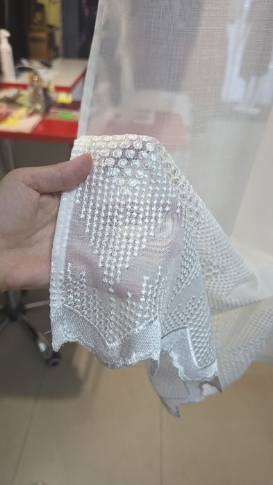 Această perdea elegantă este ideală pentru a aduce un plus de rafinament și confort în bucătărie sau în alte încăperi de dimensiuni medii.