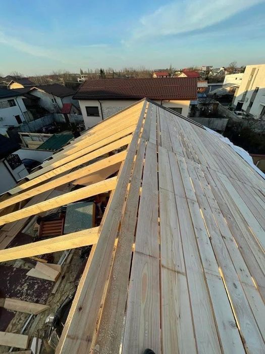 Reparam si montam acoperisuri chiar in zona ta suna acum