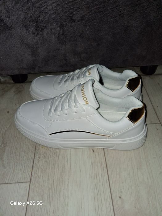 Новые кроссовки  срочно продам