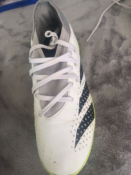 Adidasi fotbal pot fi folosite si in sala