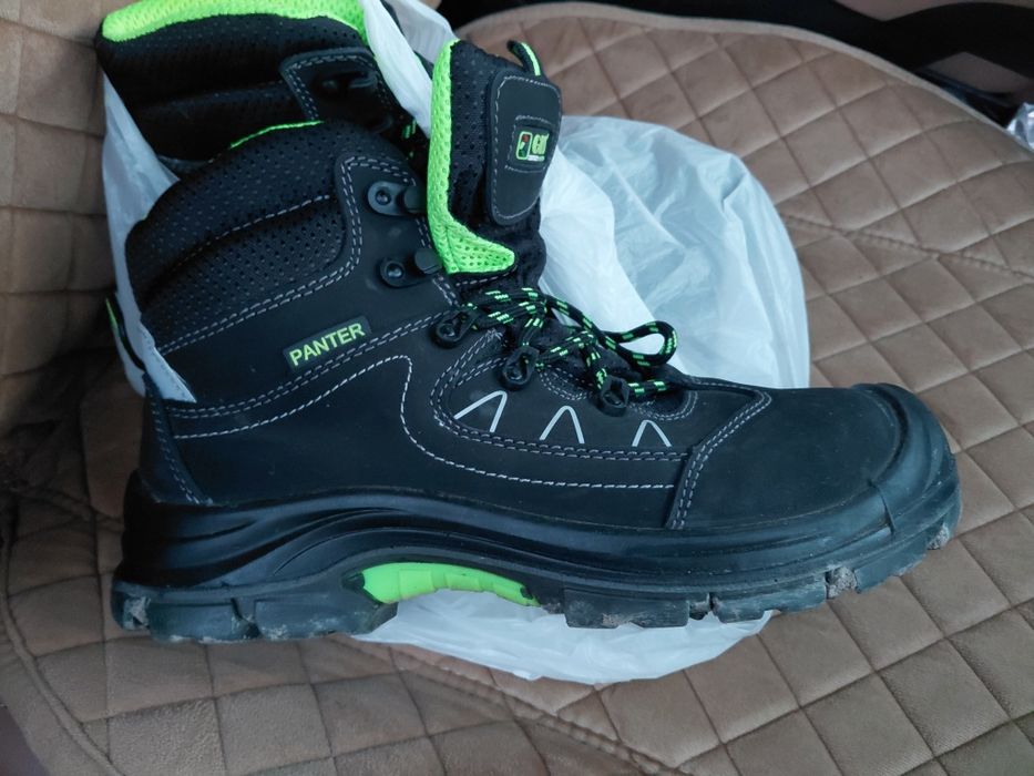 Продается спец обувь