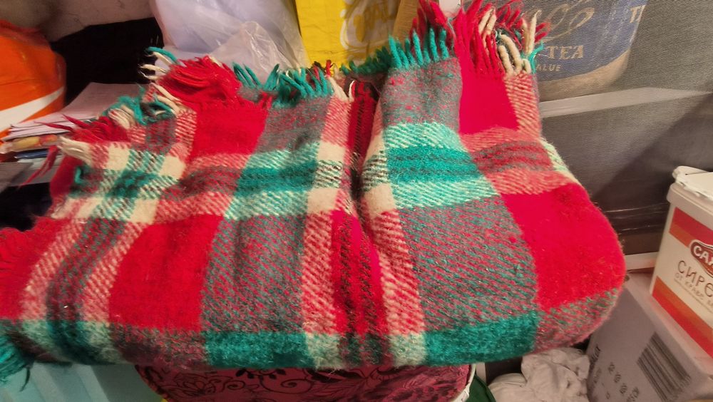 Родопско одеало! Три  вида разцветка,като белите са нови,неизползвани