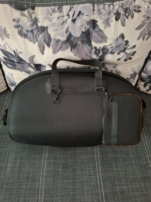 Etui (husă solidă) boombox 2,3 ca nouă