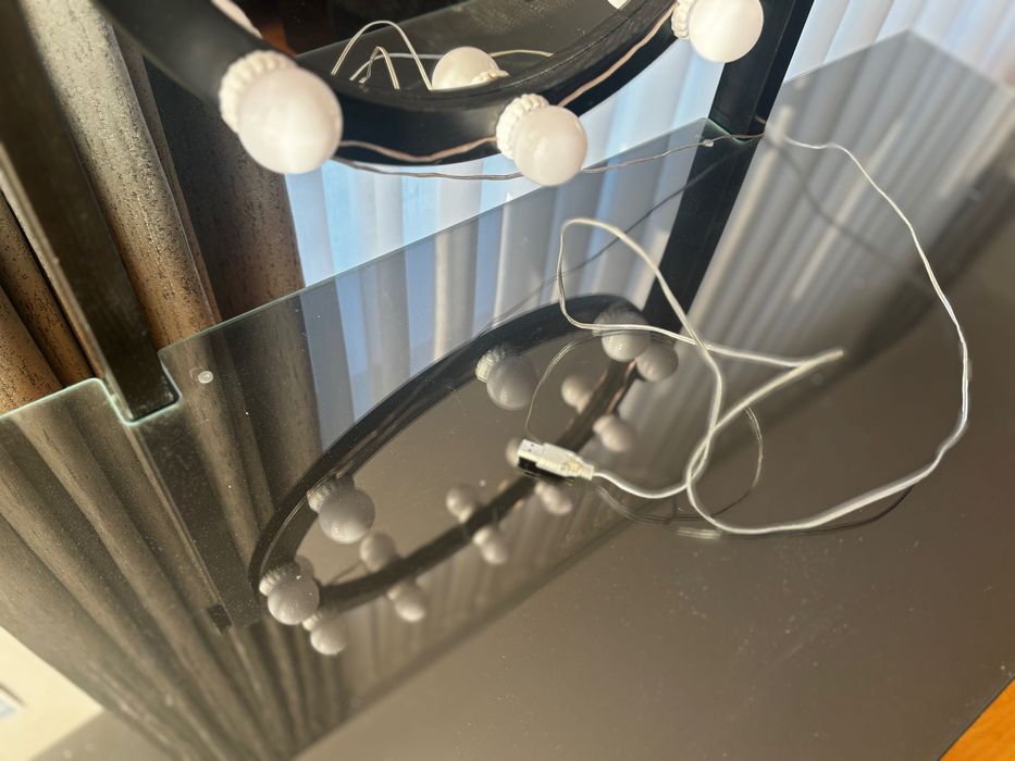 Тоалетка с огледало, стол и Холивудско осветление от ИКЕА