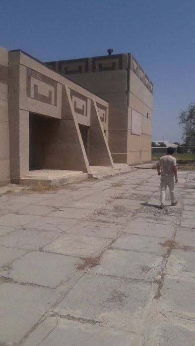 Нотурар бино сотилади