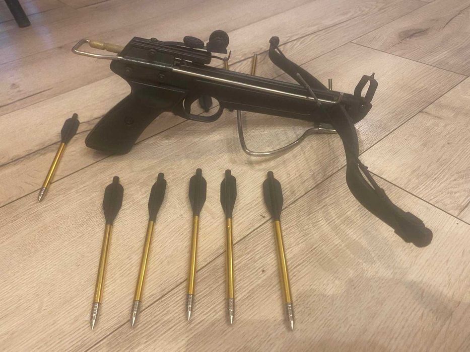 Продавам арбалет със стрели