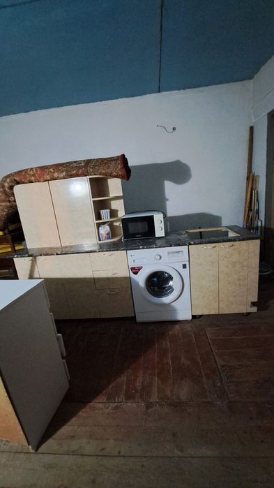 кухонный гарнитур ,комод, детская кровать