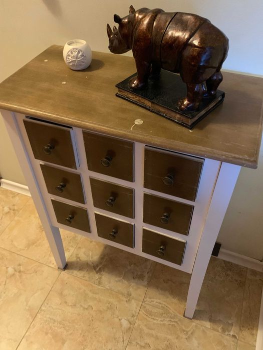 Шкаф нов, висококачествена дървесина, лек, с удобни дълбоки чекмеджета