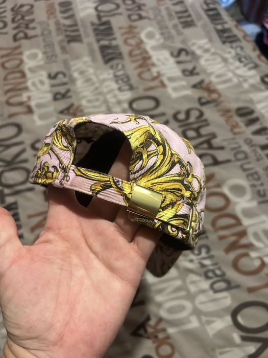 Шапки versace i emporio armani