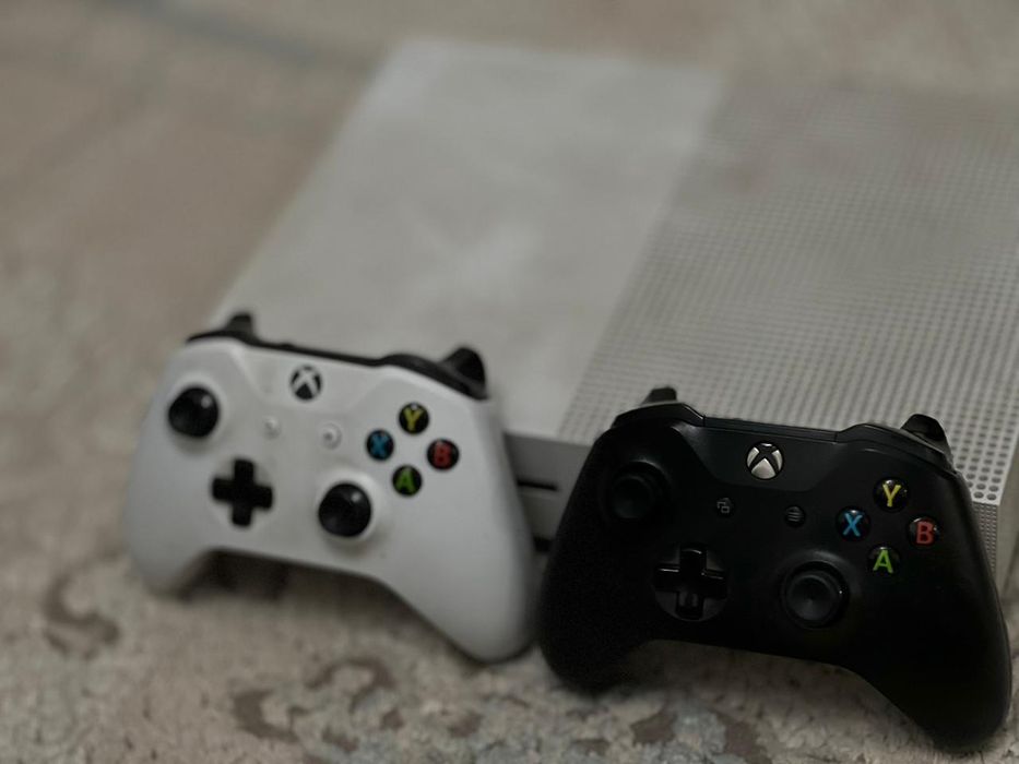 Xbox one S 1tb 2 джостик