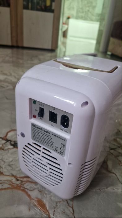 Mini Frigider russel hobbs