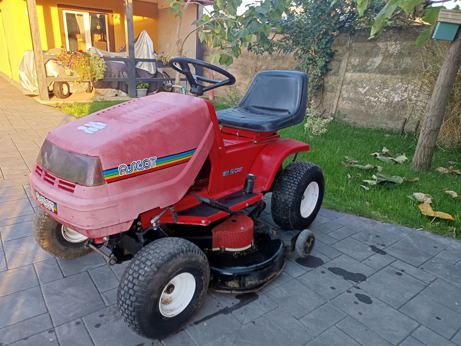 Tractoras tuns iarba