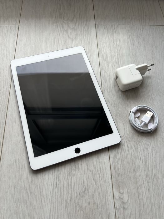 • Ipad  Gen 6  • cu SIM •