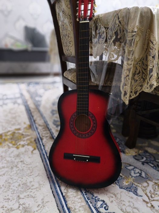 Gitara sotiladi narx kelishamz)