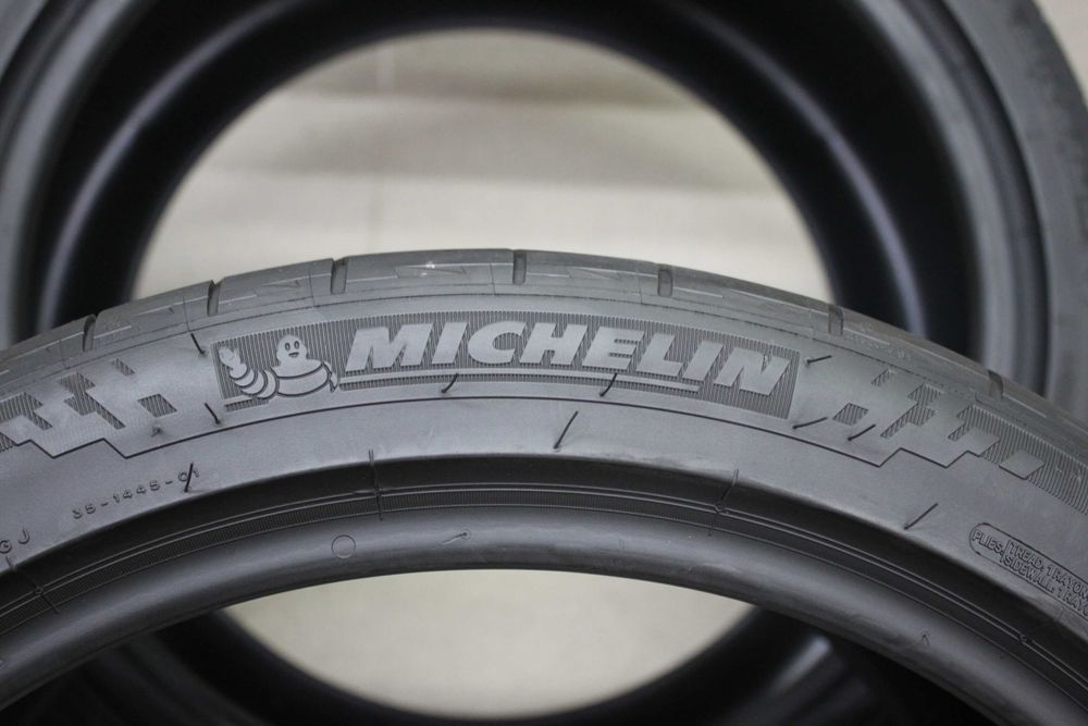 295/30-18 Michelin