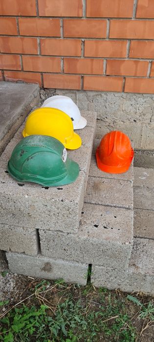 Продажа строительных касок.