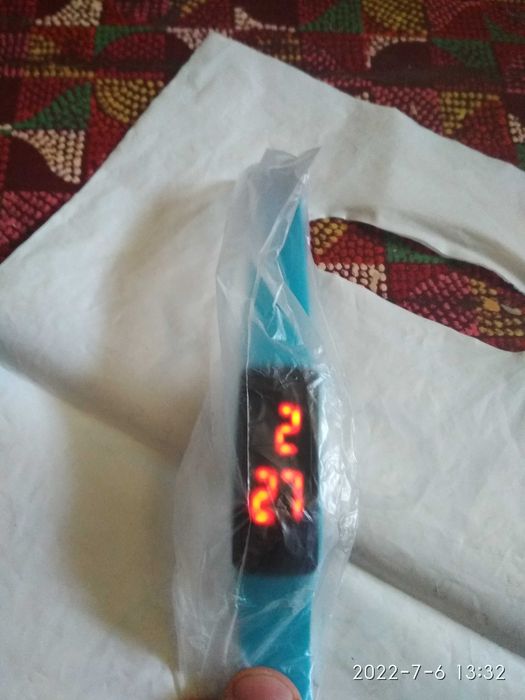 Часы наручные продам.