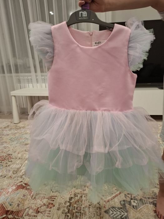 Платье красивое на 3,4-6 лет