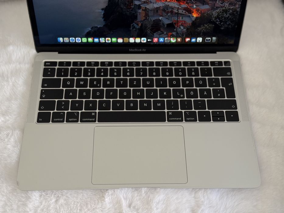 Apple MacBook Air 13”- Retina - 2019  i5, 8Gb ram, 128gb ssd.