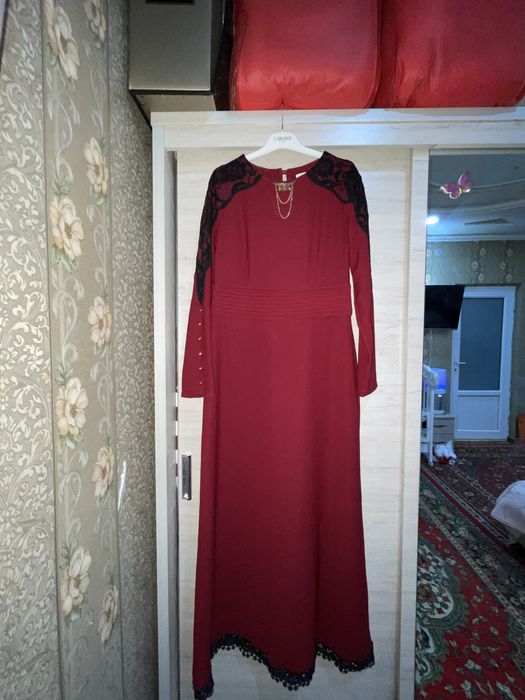 Zudlik bilan ayollar kiyimlari sotiladi