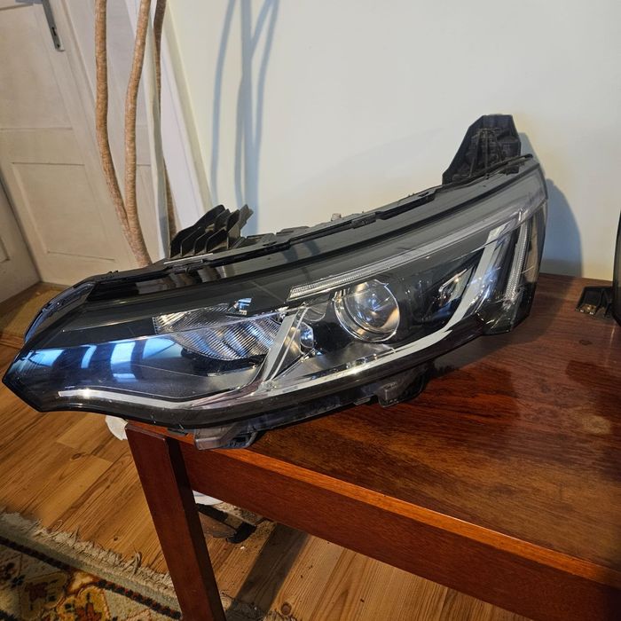 Vănd 2 faruri și capota  de Renault Talisman