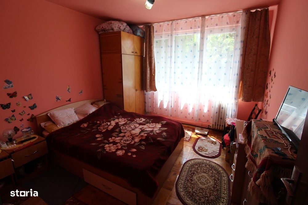 Vând apartament 3 camere în Hunedoara, zona Micro3-Profi, etaj 2..