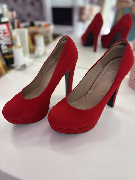 Vând pantofi cu toc si platformă