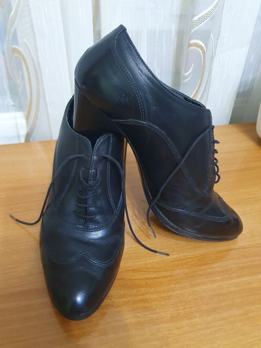Botine cu siret din piele naturala,mărime 37,preț 50ron