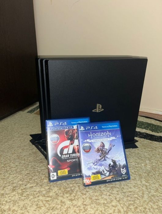 PS 4 PRO в хорошем состоянии с подставкой
