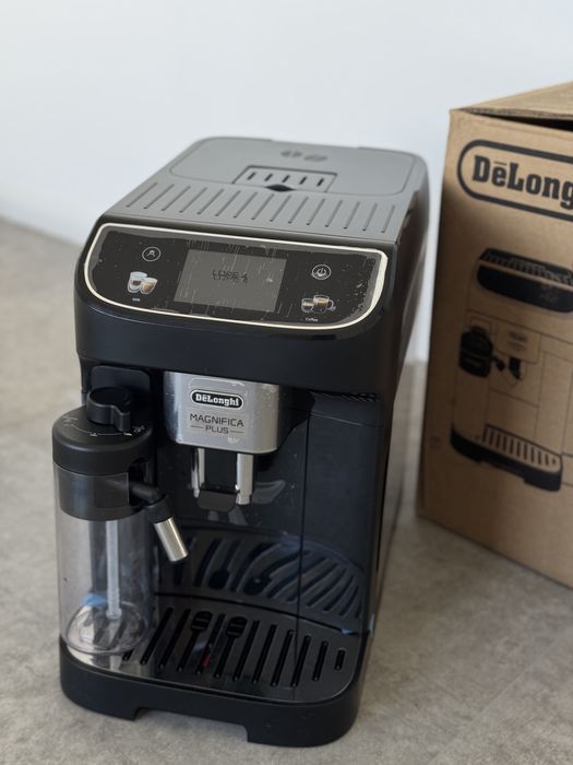 Espressor Automat Cafea DeLonghi Magnifica Plus Carafa Lapte Capucinno