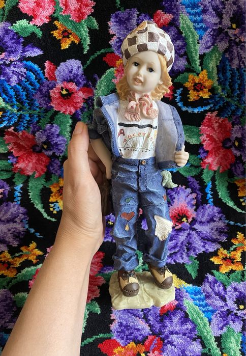 Фигурка девушки полистоун