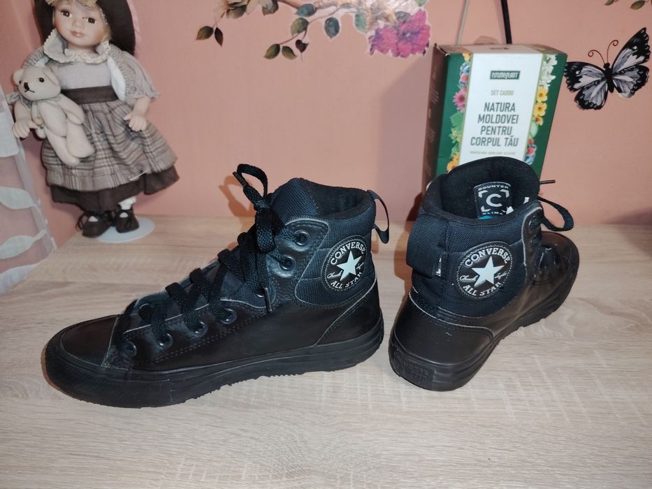 Încălțăminte unisex din piele in stare foarte buna de iarna ..Superbi