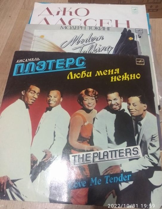 Продам Кассеты и диски