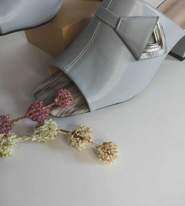 Шлепки на каблуке Женская обувь