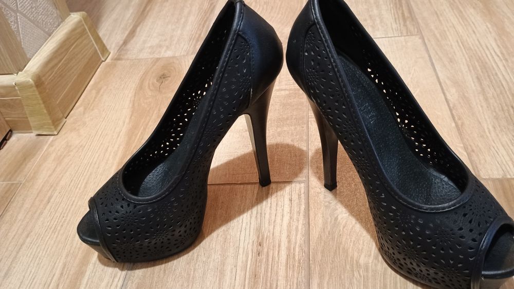 Продавам черни официални дамски обувки