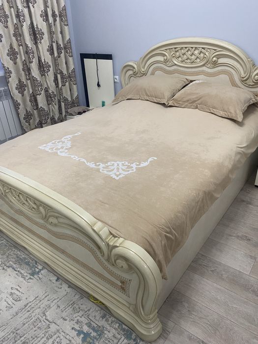 Кровать с матрасом и зеркалом