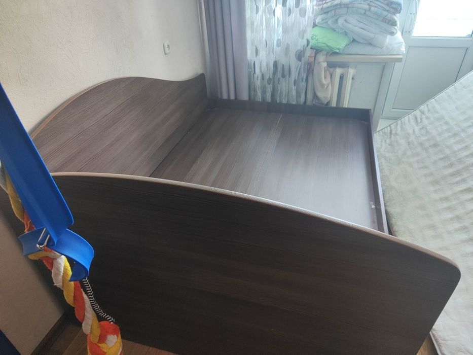 Двухспальная кровать.