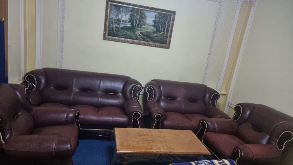 Кожанный мягкий мебель срочно продаеться