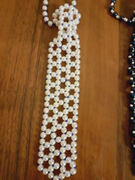 Галстук из бусин