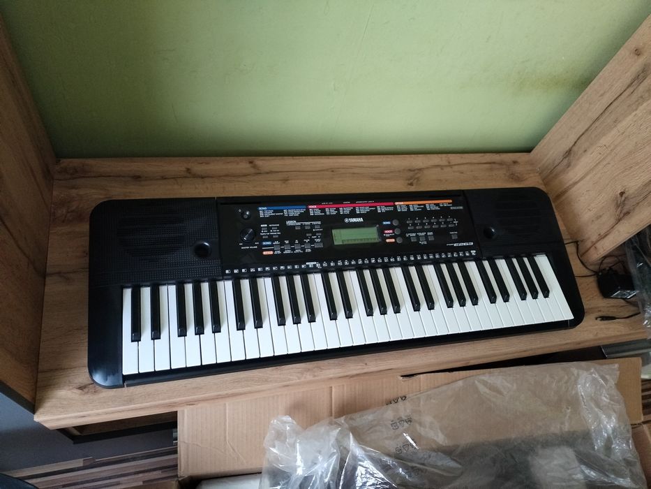 Сентезатор Yamaha  psr e 263 нова  с нотник