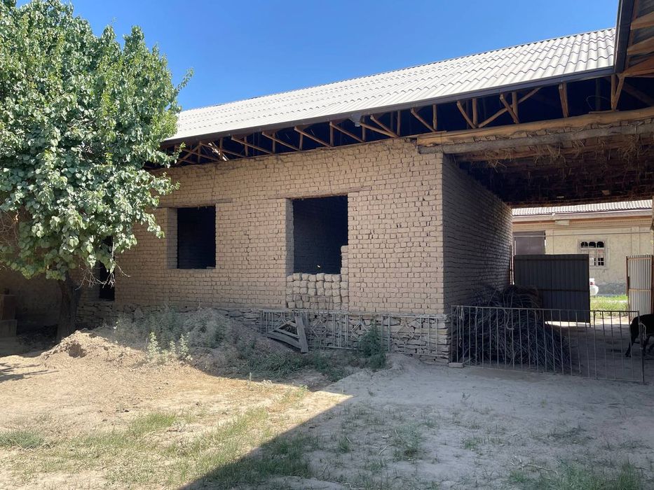 Yoyilmada yangi hovli 9 sotixli 8 honali uy