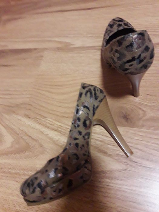 Елегантни обувки на ток