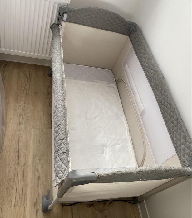 Patut copii pliabil cu doua niveluri de inaltime si saltea fibra