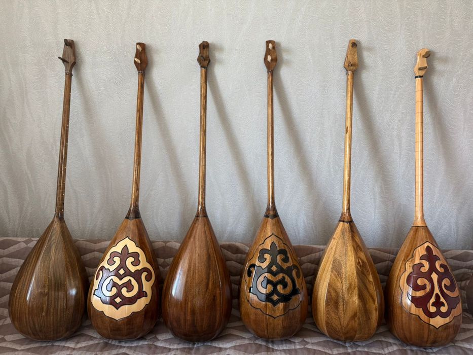 Гитара акустическая, домбыра и чехлы