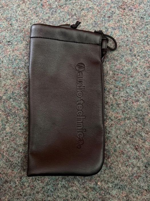 Husă originală Audio-Technica din piele ecologică pentru căști