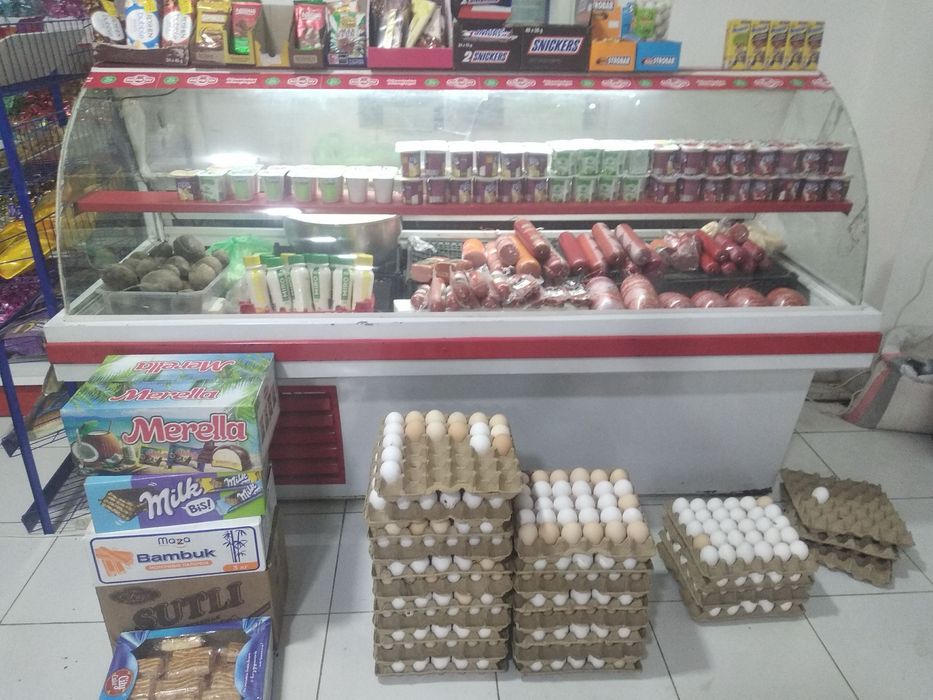 Vitrinniy xolodilnik