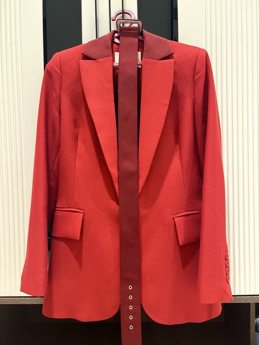 Красный костюм.