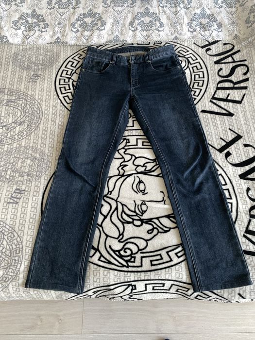 Две пары джинс темно синего цвета и черные джогеры