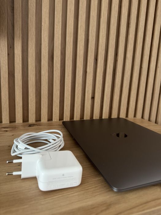 MacBook Air M1 13” 2020 Silver / 256GB / 8GB / stare excelentă
